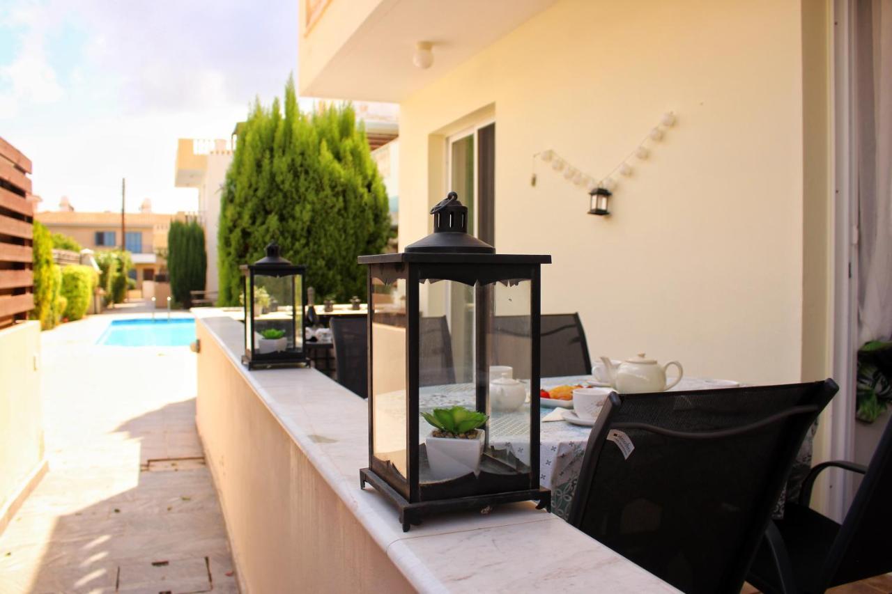 Cozy Poolside Apartment Paphos Exterior photo